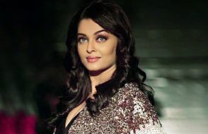 Super exposed Bollywood Actress Aishwarya Rai Bachchan hot Cleavages