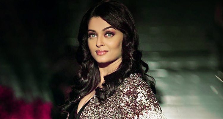 Super exposed Bollywood Actress Aishwarya Rai Bachchan hot Cleavages
