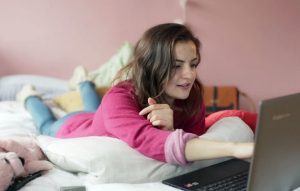 How do Social Media influence interpersonal Communication?